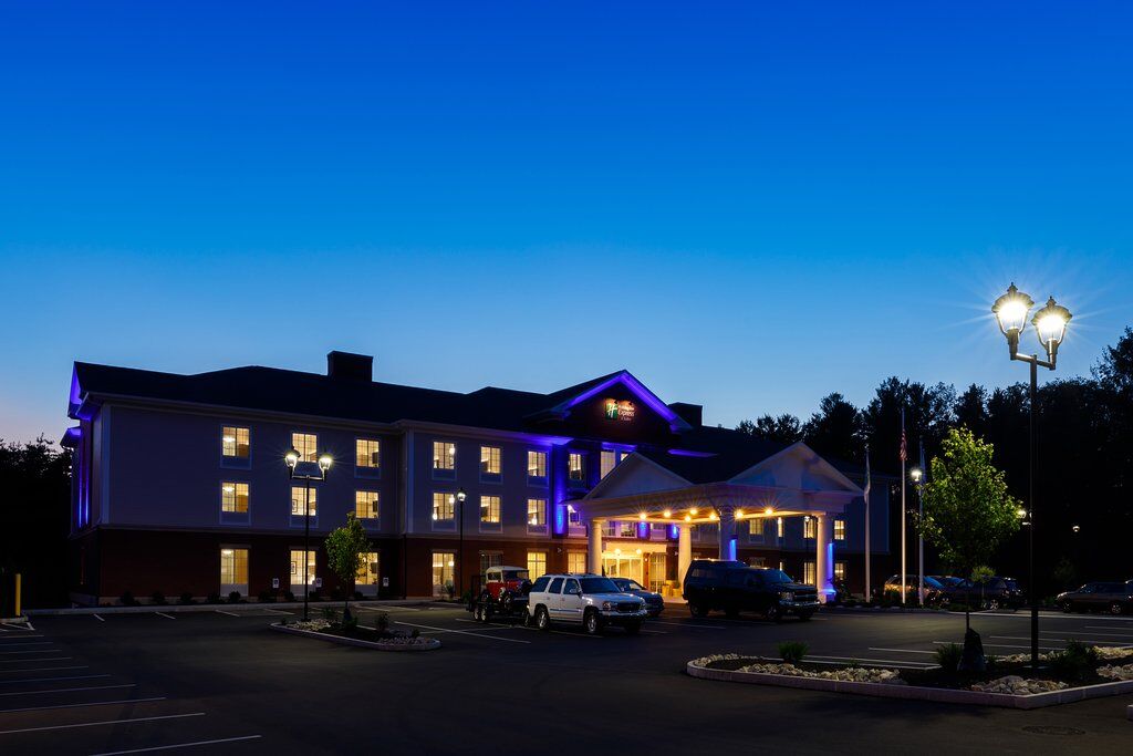 Holiday Inn Express & Suites - Sturbridge By Ihg Exterior foto